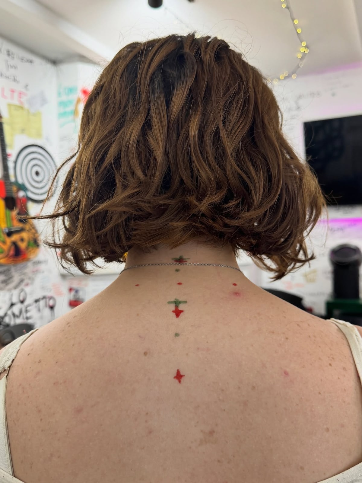 Fasi lunari sulla colonna, tatuaggio linea sottile sulla schiena di Mike, STUDIO MIBO