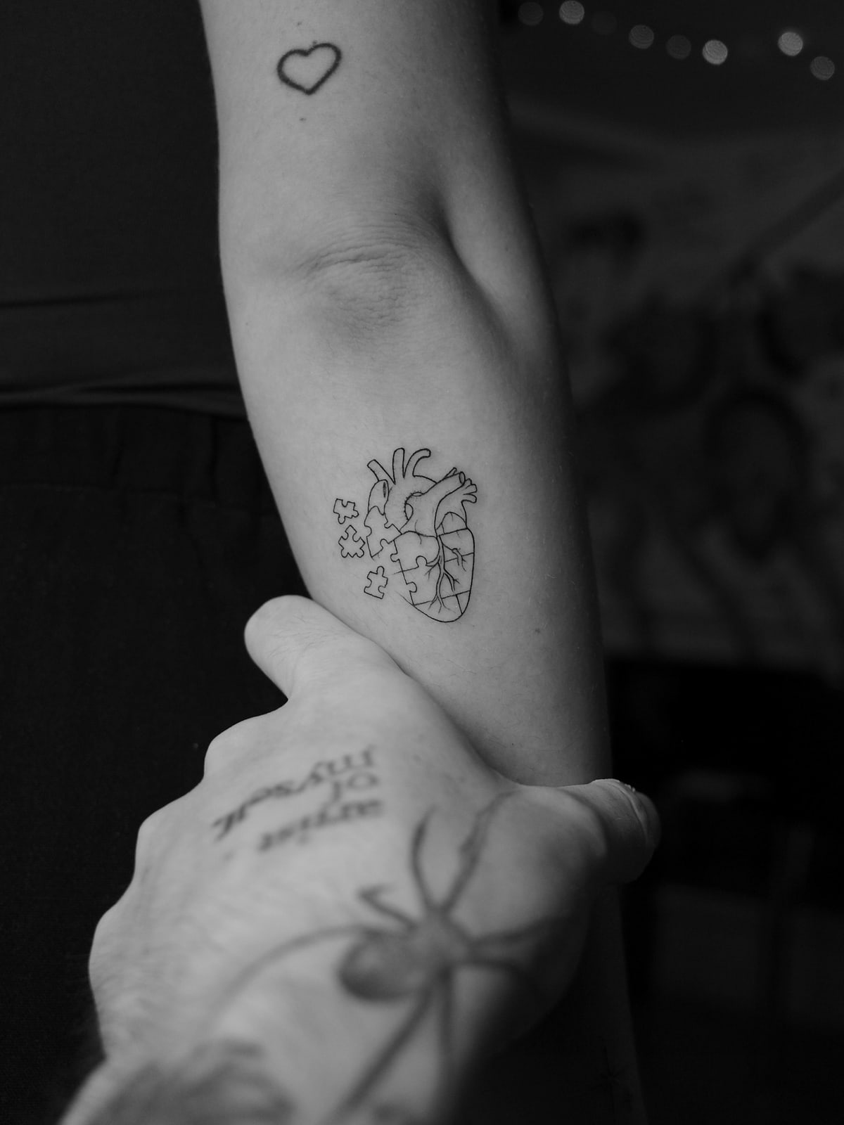 Cuore anatomico, tatuaggio fine line sull'avambraccio di Mike, STUDIO MIBO