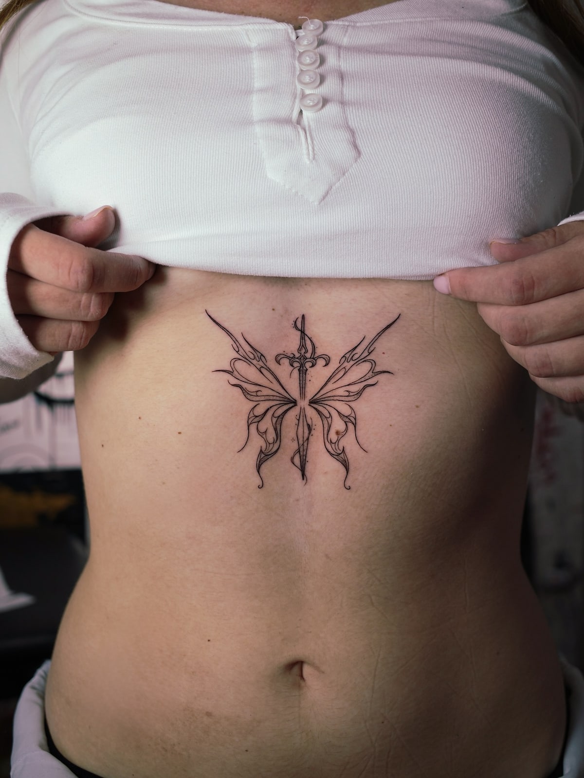 Farfalla sullo sterno, tatuaggio fine line sul petto di Mike, STUDIO MIBO