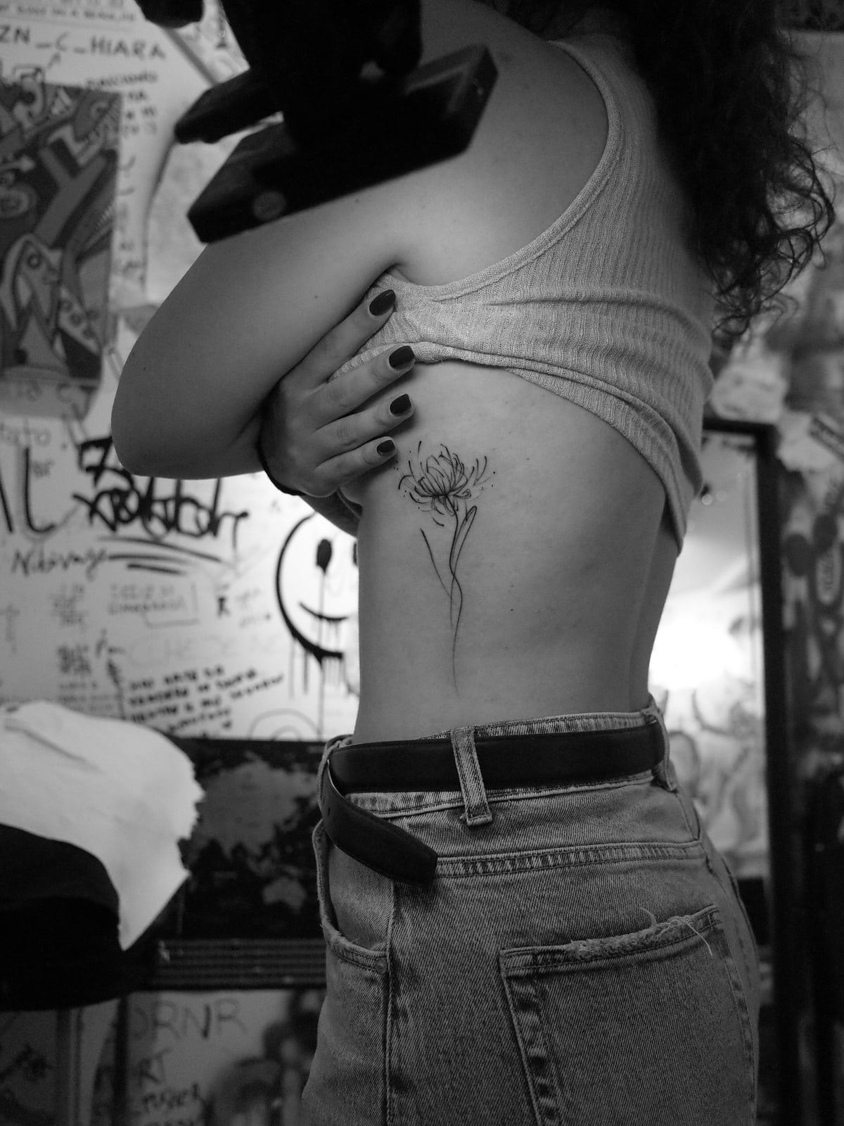Fiore sulle costole, tatuaggio fine line sulle costole di Bobby, STUDIO MIBO