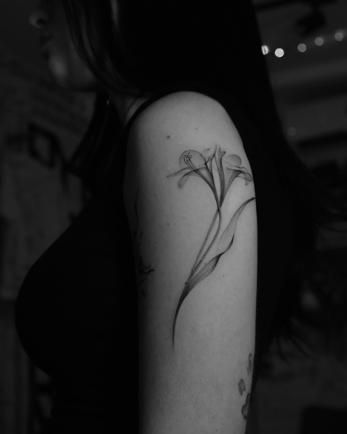 Giglio, tatuaggio fine line sul braccio di Bobby, STUDIO MIBO