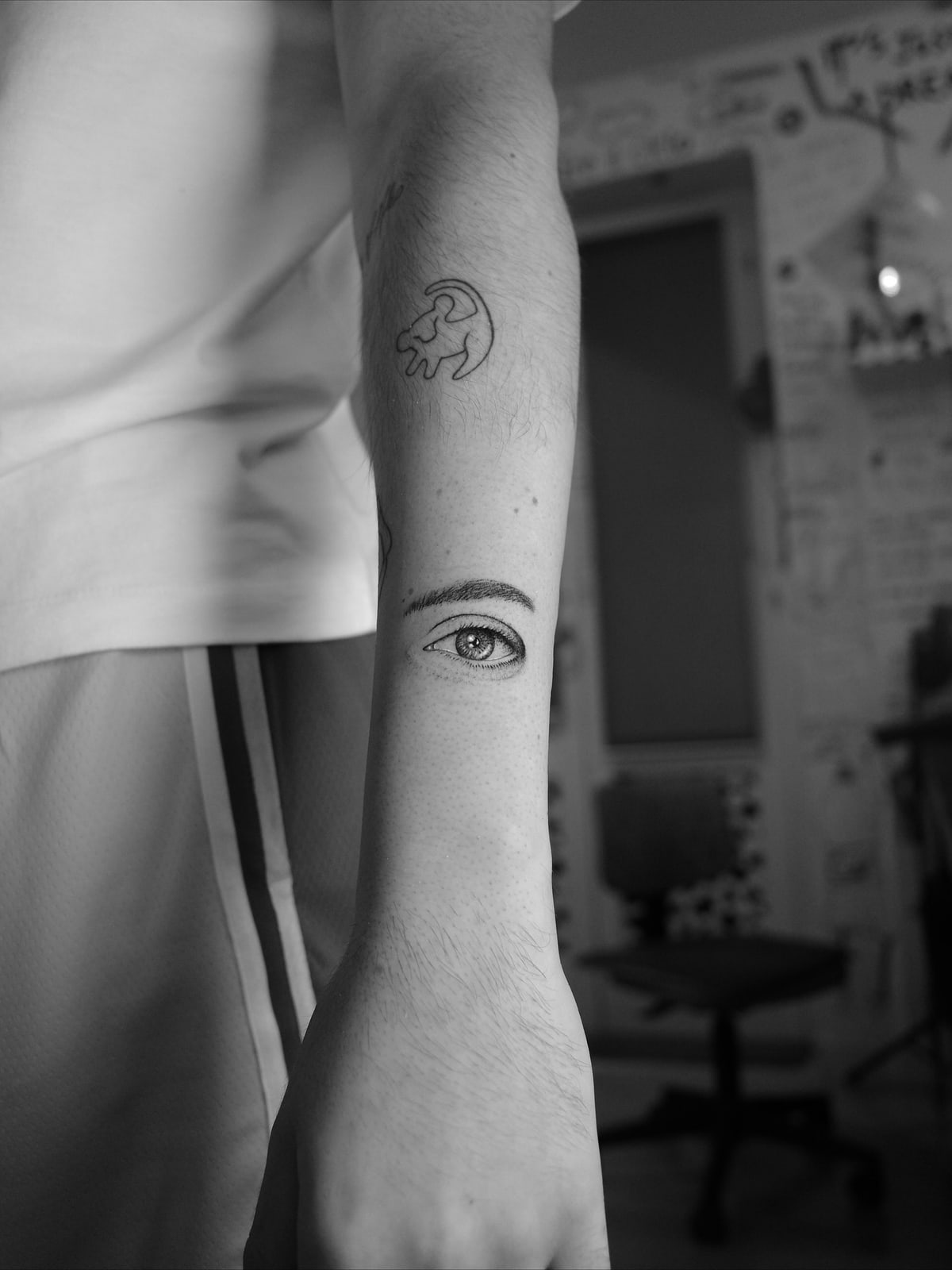 Come fotografie, tatuaggio fine line sull'avambraccio di Mike, STUDIO MIBO