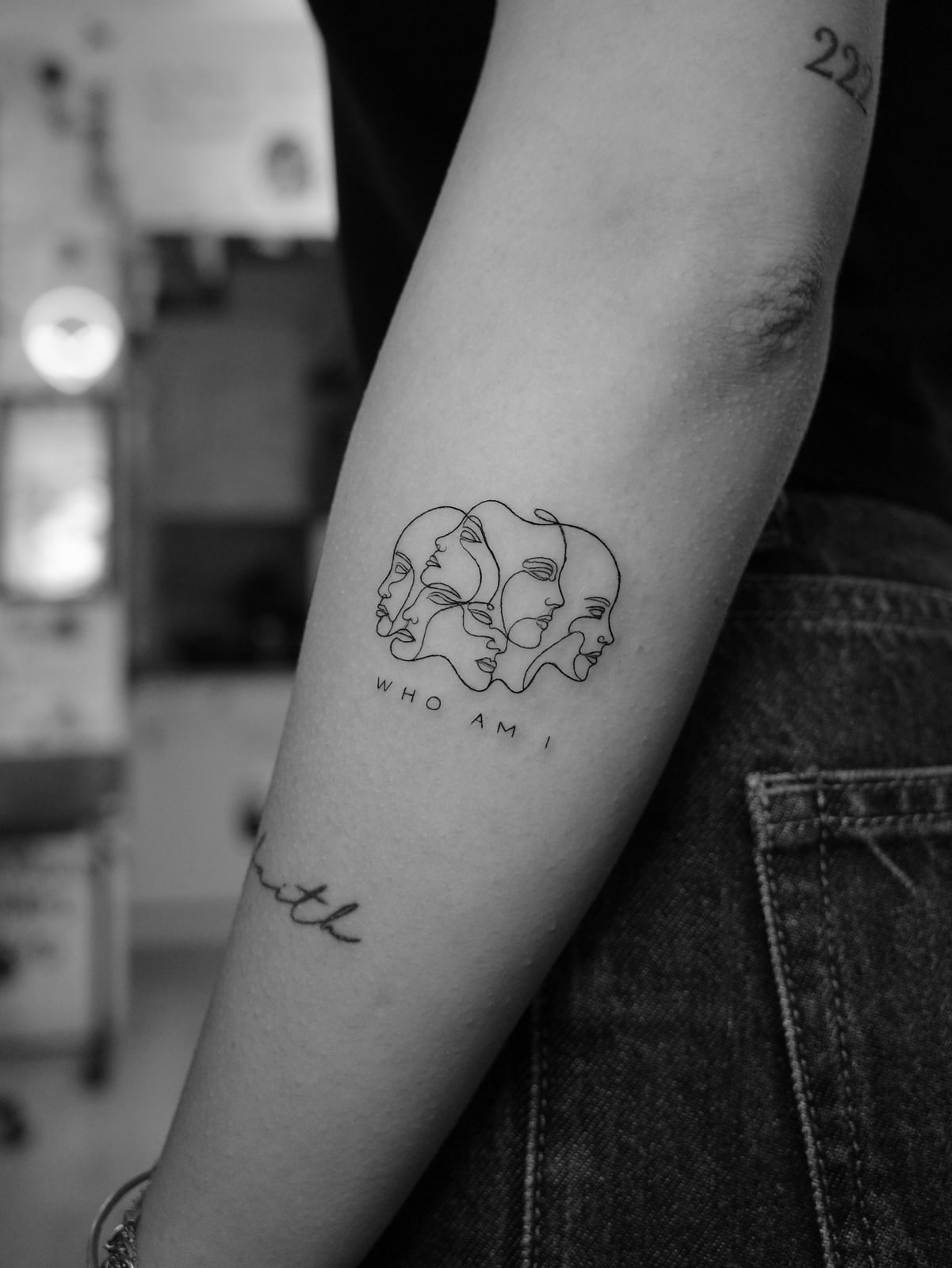 Who am I, tatuaggio fine line sull'avambraccio di Mike, STUDIO MIBO