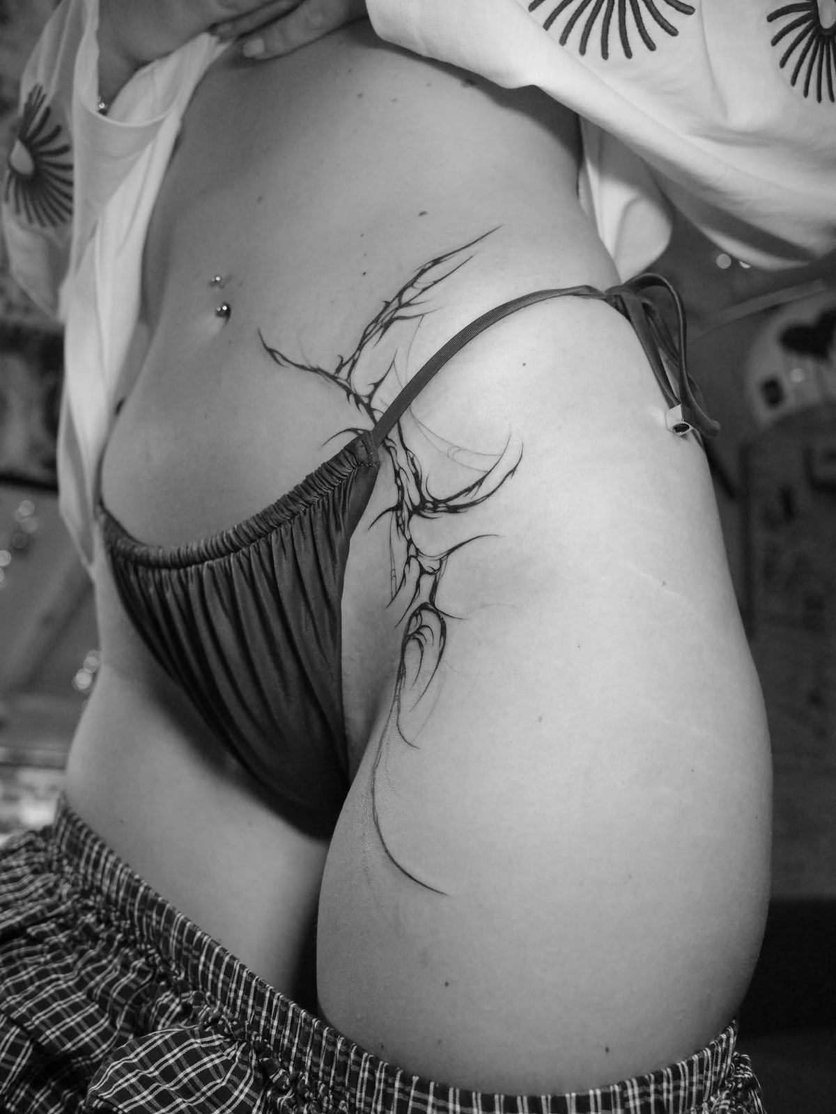 Line on the hip, ornamental tattoo on the hip by Bobby, STUDIO MIBO