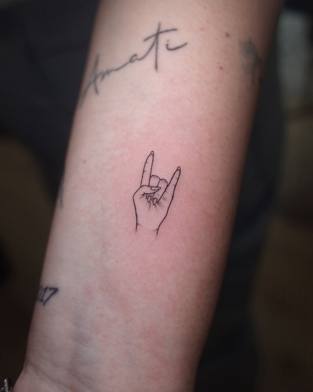 Mano rock, tatuaggio fine line sull'avambraccio di Mike, STUDIO MIBO
