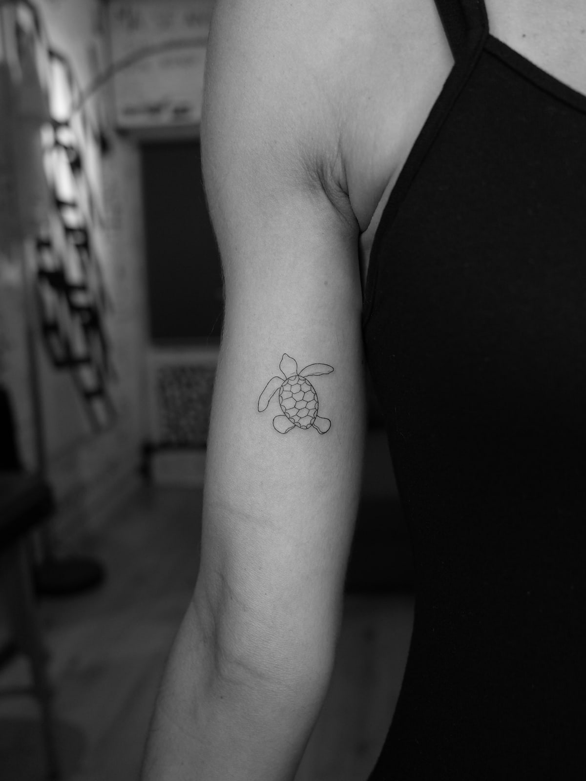 Mini tattoo, tatuaggio linea sottile sul braccio di Mike, STUDIO MIBO