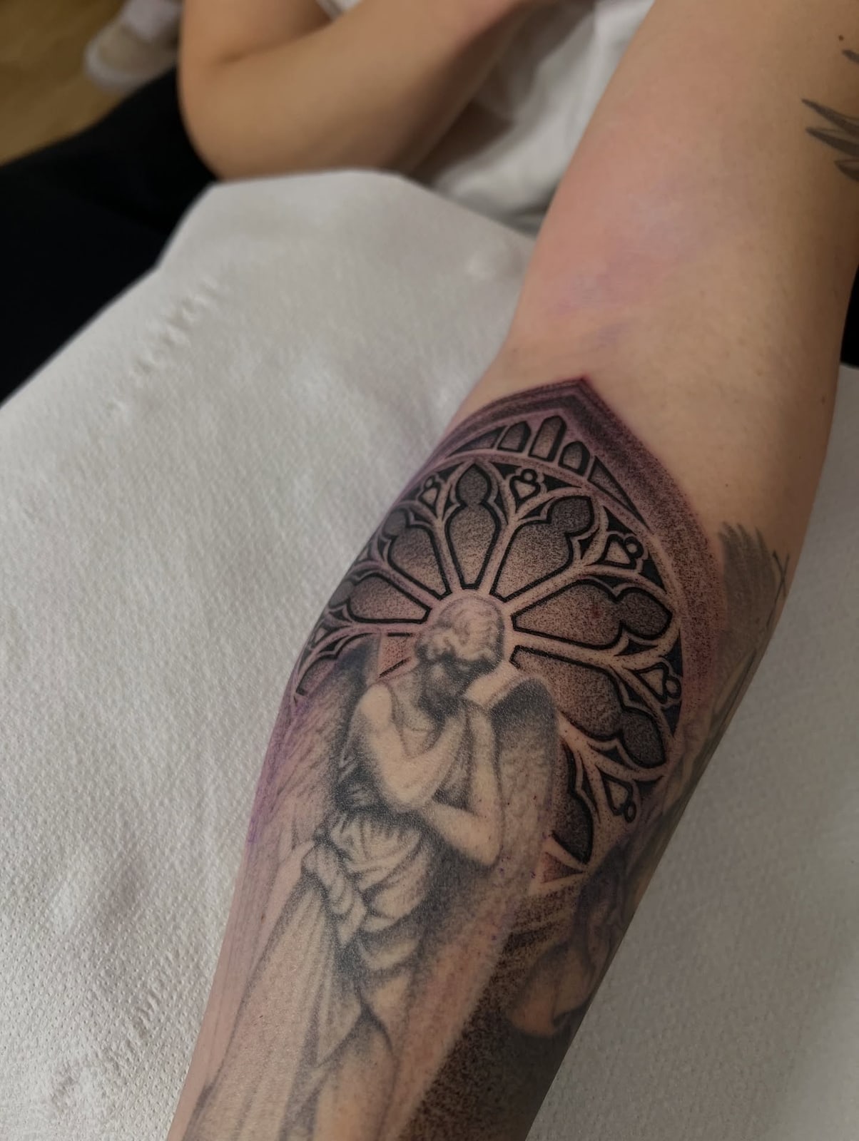 Angelo e rosone, tatuaggio realistico sull'avambraccio di Bobby, STUDIO MIBO