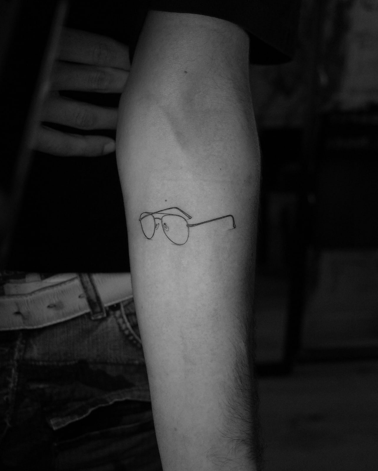 Gli occhiali del nonno, tatuaggio linea sottile sull'avambraccio di Mike, STUDIO MIBO