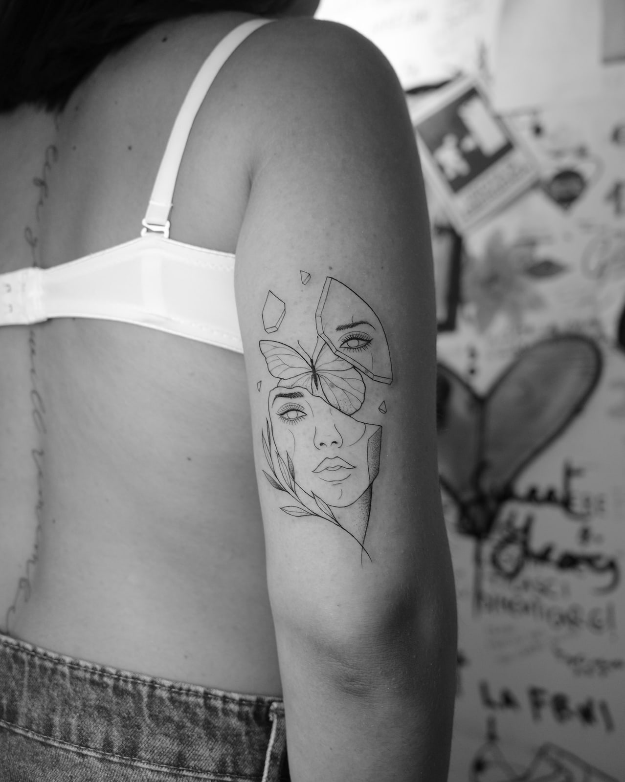 Volto e farfalla, tatuaggio fine line sul braccio di Mike, STUDIO MIBO