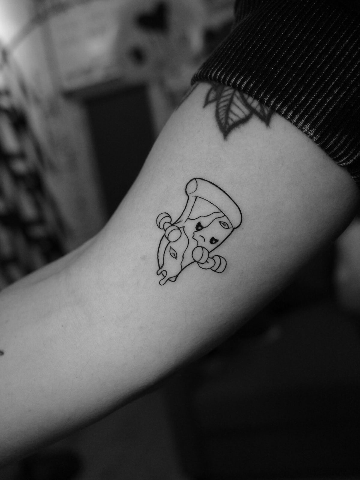 Pizza, tatuaggio linea sottile sul braccio di Mike, STUDIO MIBO