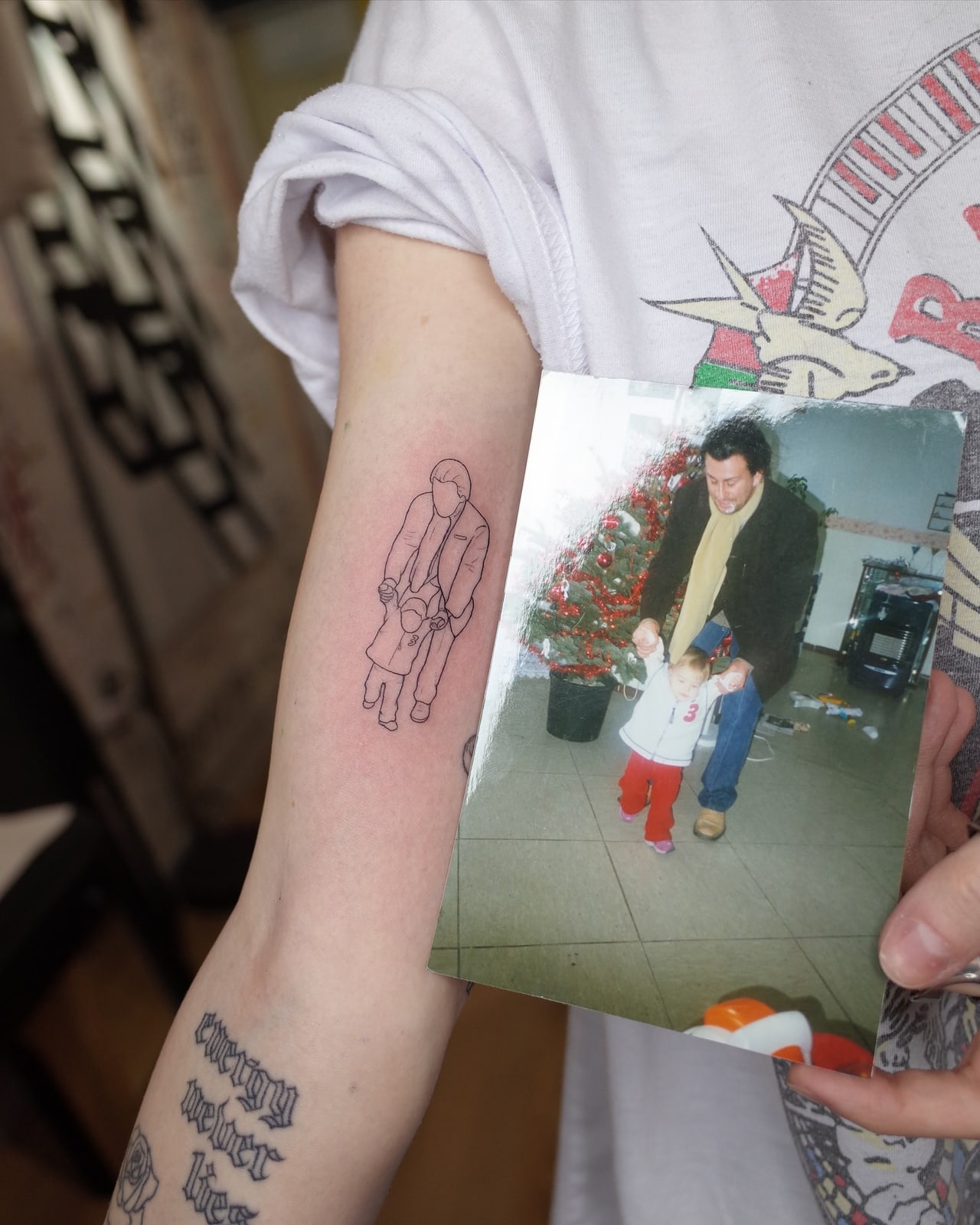 Da una foto, tatuaggio fine line sul braccio di Mike, STUDIO MIBO