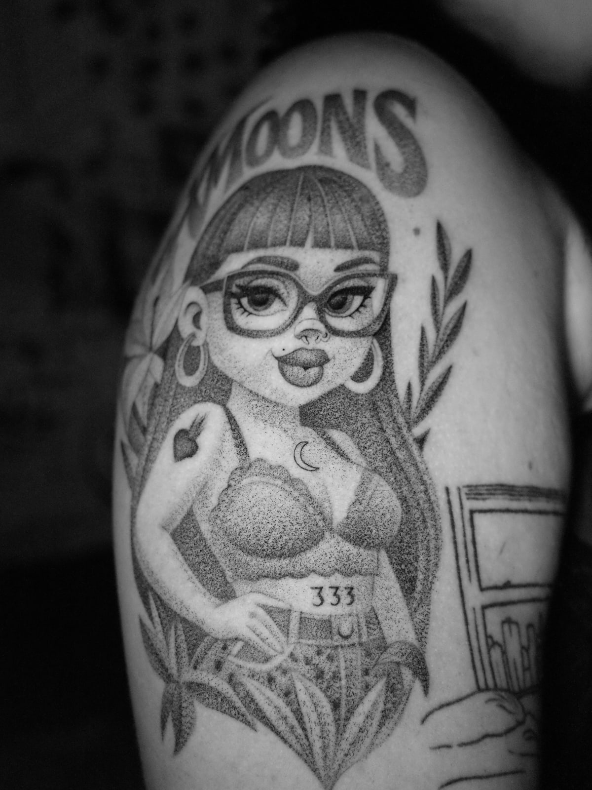 Bratz inside, illustrative tattoo on the upper arm by Bobby, STUDIO MIBO