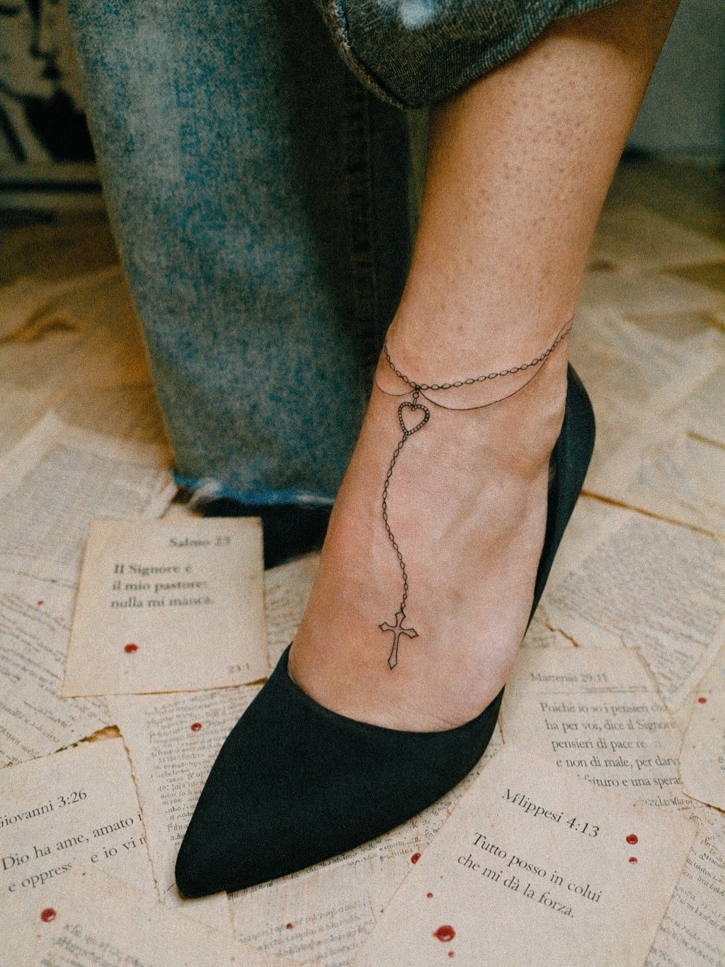 Rosary on the ankle, fine line tattoo on the ankle by Mike, STUDIO MIBO