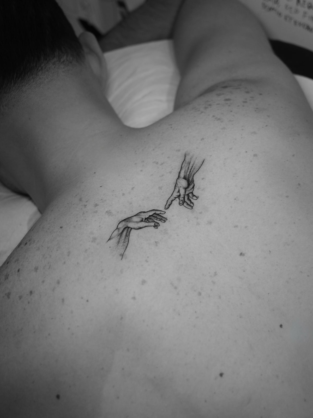 Creazione di Adamo, tatuaggio fine line sulla spalla di Mike, STUDIO MIBO